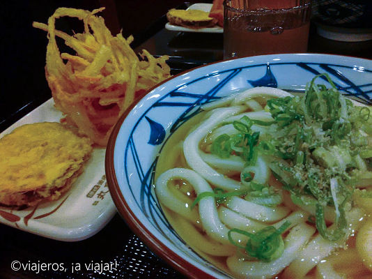 gastronomía japonesa. Udón y tempura de verduras