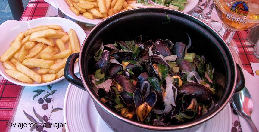 Típicos mejillones con patatas fritas
