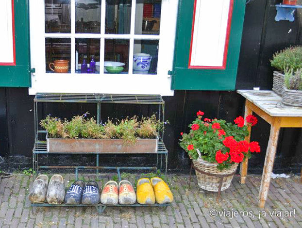 Zuecos en una casa de Marken 