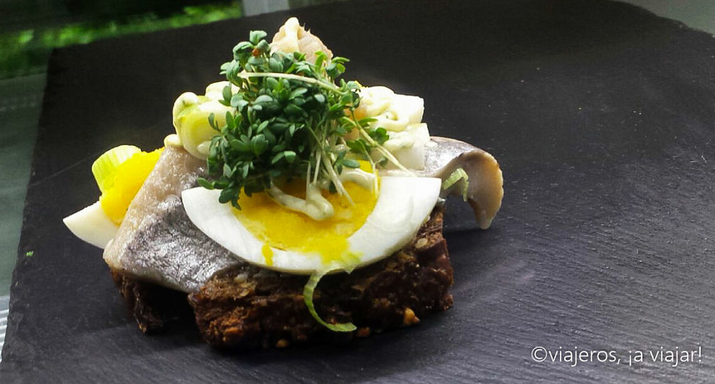 Smørrebrød. Qué comer en DInamarca Dinamarca. Smørrebrød arenque