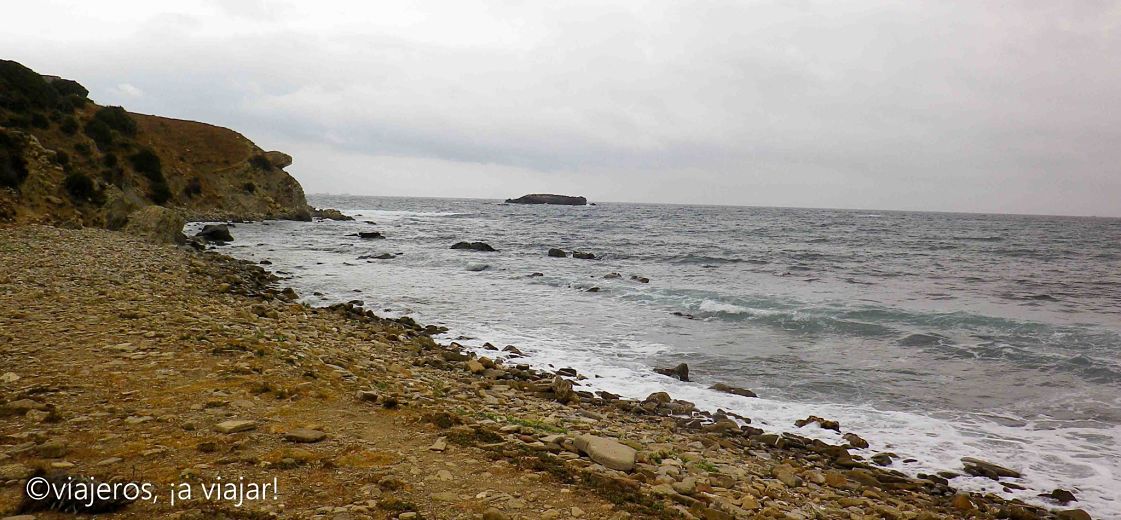 Ruta de senderismo en el Estrecho Cala del Peral con vistas a Isla de las Palomas. Estrecho