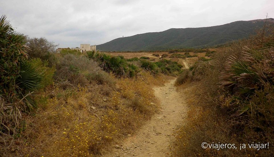 Inicio del Sendero con torre del fraile. Estrecho Estrecho. Inicio del Sendero con torre del fraile