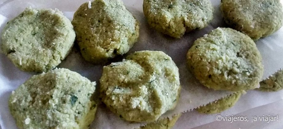 Falafel con salsa de yogurt, puro sabor a oriente 2 bolitas-de-falafel