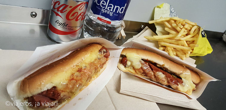 PROBAR. Dos perritos calientes recién hechos