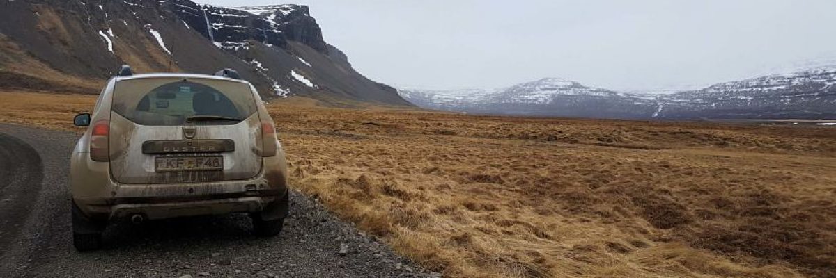 Conducir en Islandia. carretera de grava