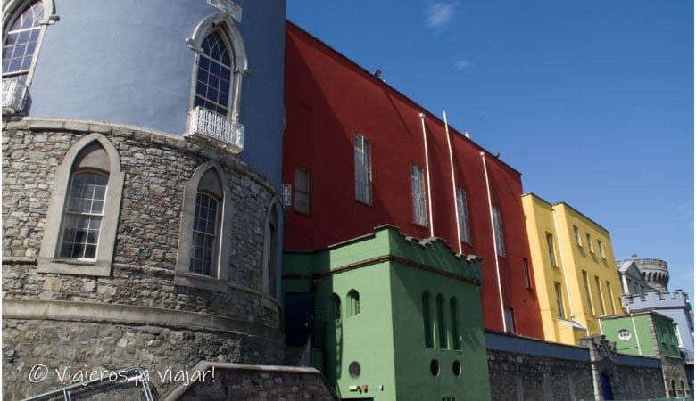 edificios colores en castillo de Dublin Dublín