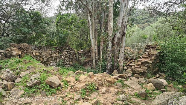 restos en el sendero de Alcalá