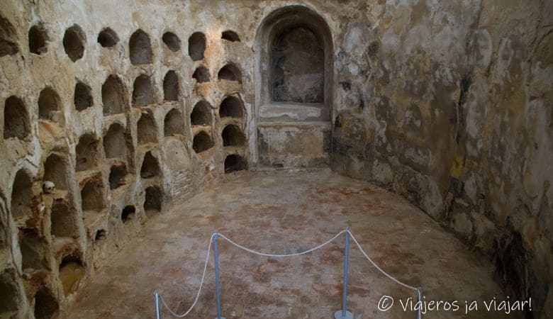 cripta en la muralla púnica