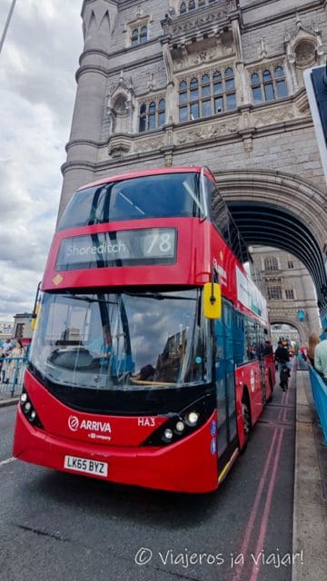 Bus turistico en tower bridge Tower